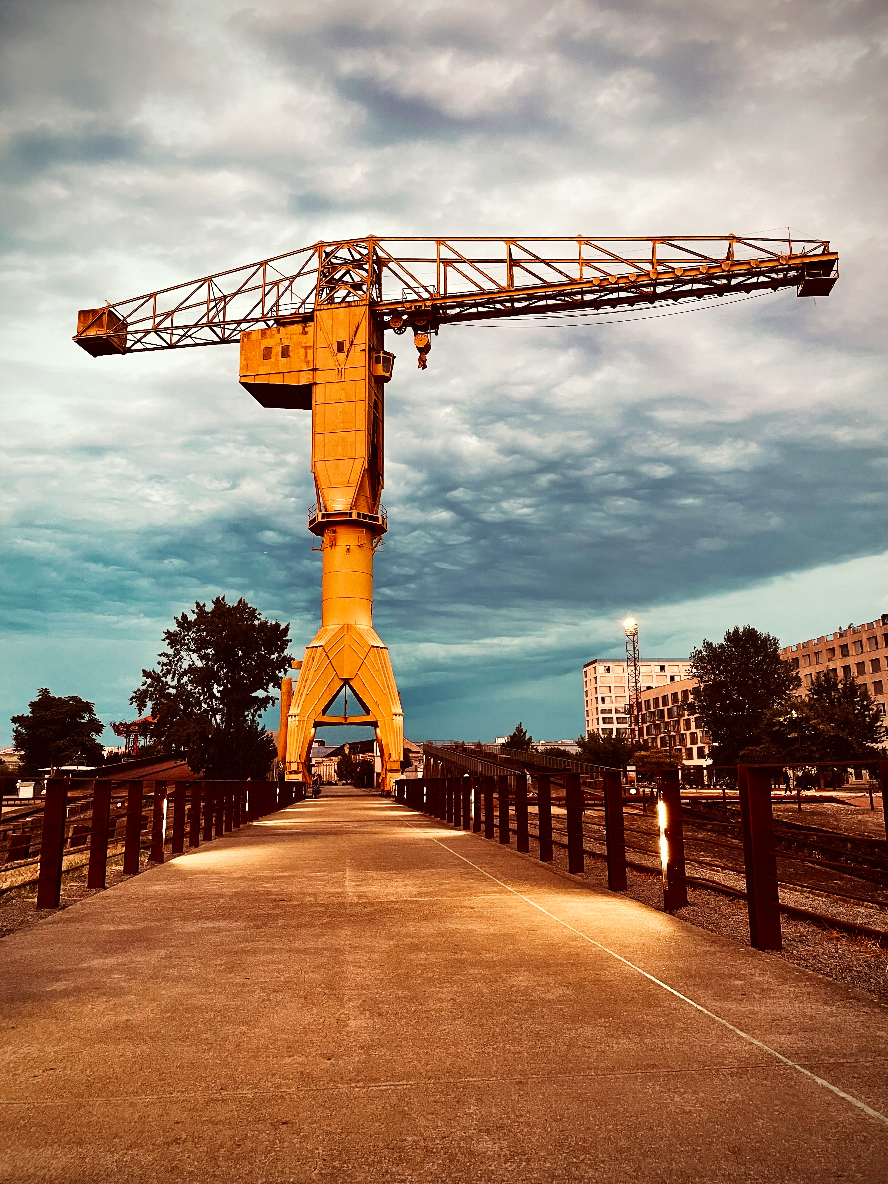 La grue jaune du hangar à bananes